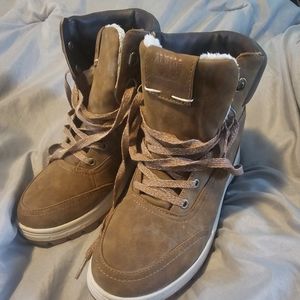 Roxy alpine collection size 9 boots